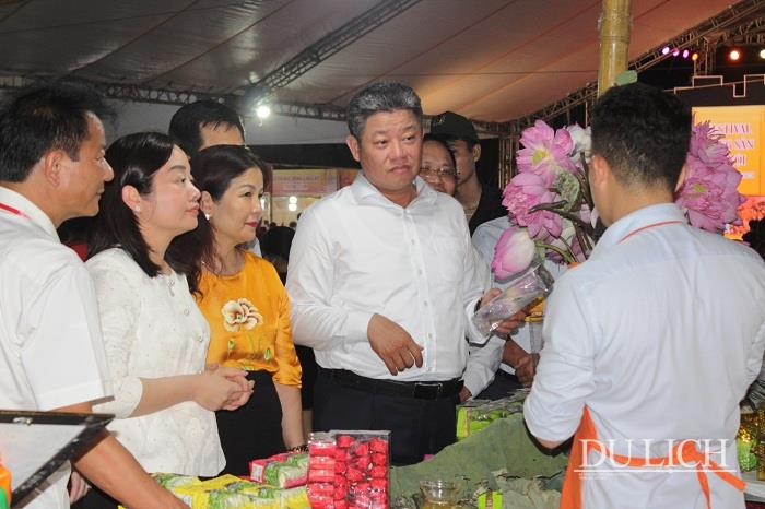 Phó Chủ tịch UBND TP. Hà Nội Nguyễn Mạnh Quyền tìm hiểu về sản phẩm trà sen huyện Ứng Hòa